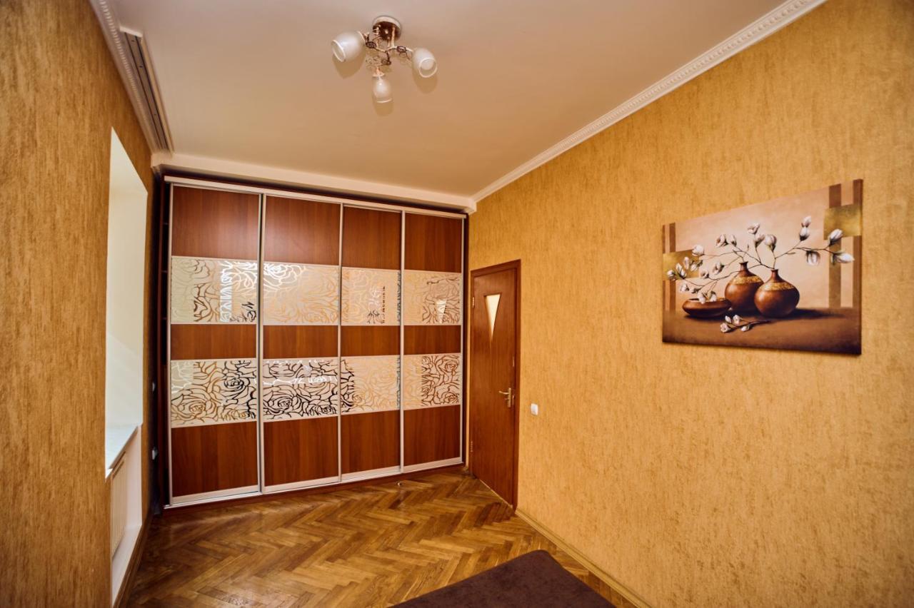 Apartments Near Potocki Palace Leopoli Esterno foto